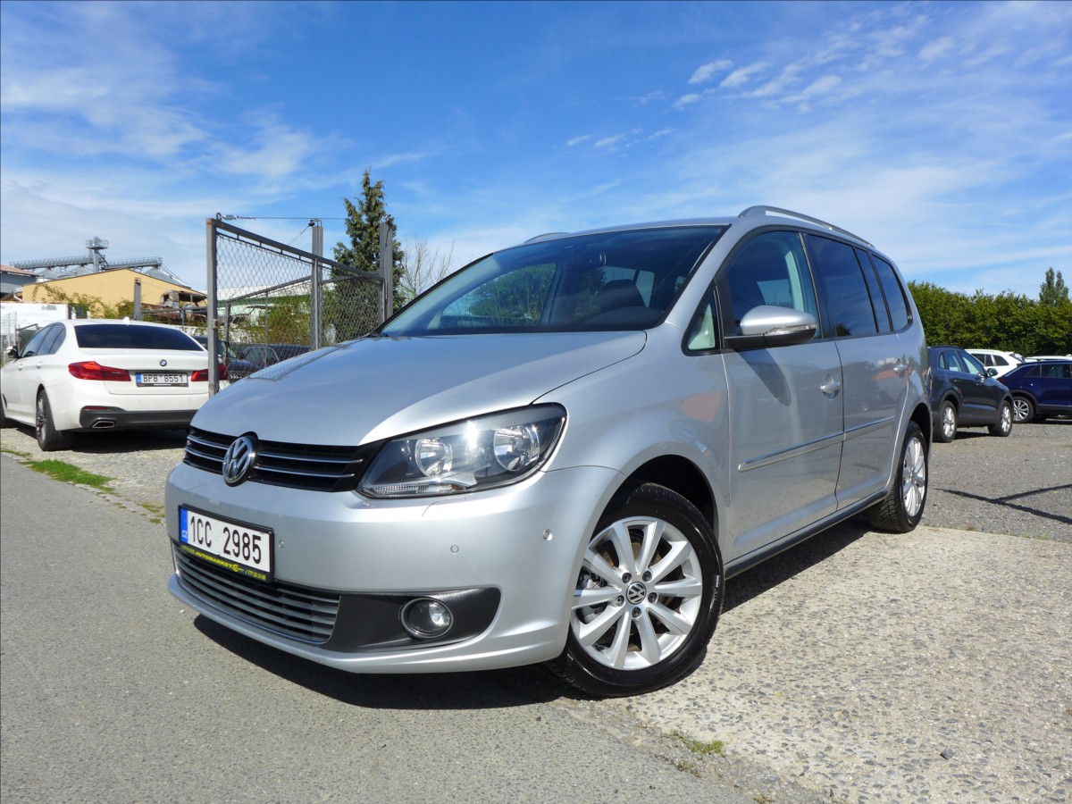 Volkswagen Touran 1,6 TDI  KAMERA, TAŽNÉ, VÝHŘEV